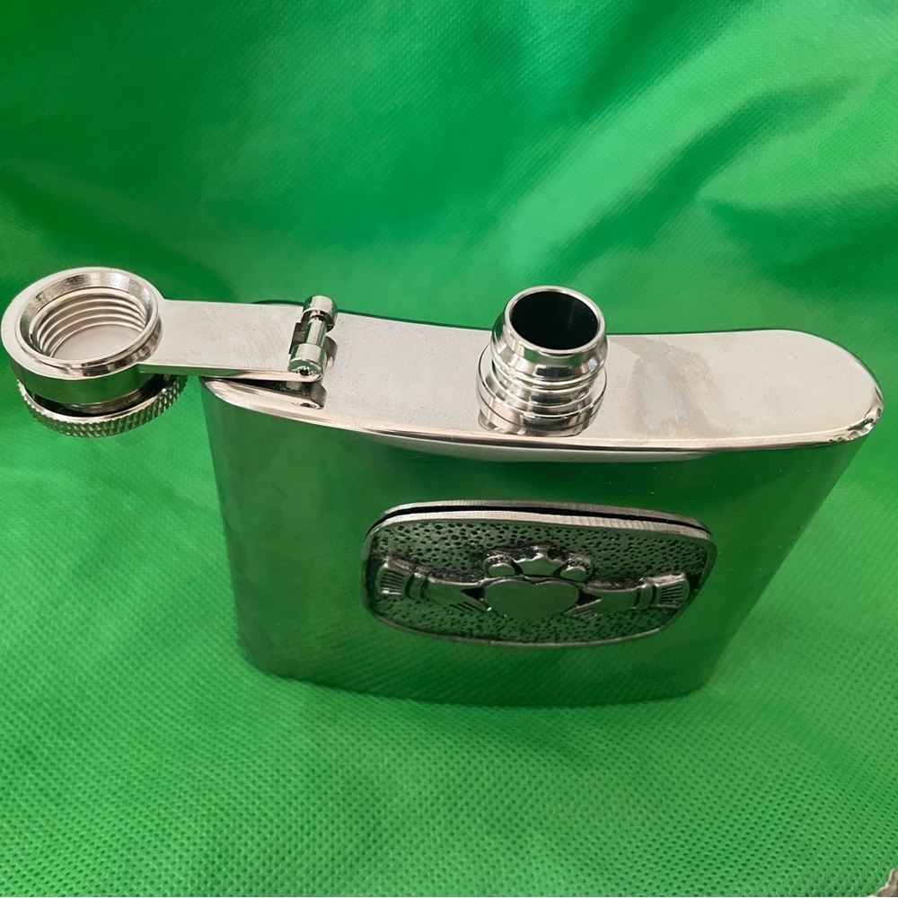 Irish Shamrock Pewter Stainless Steel Whiskey Flask NEW St Patrick’s Day NIB - Picture 4 of 7